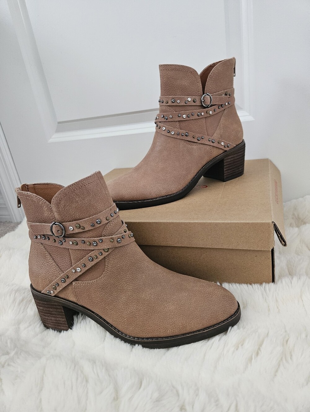 NWT Woman's Ankle Boots Lucky Brand LK-CALLAM Latte Grain Brush Off Size 9.5